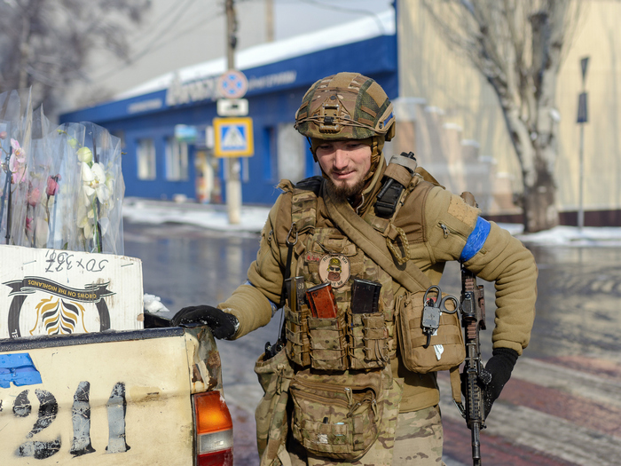 &laquo;Снаряд розірвався на&nbsp;даху, вирвавши шмат м&rsquo;яса зі&nbsp;спини хлопчика&raquo;: маріуполець, фотограф Євген Сосновський про випробування війною