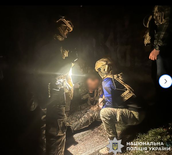 НП&nbsp;у&nbsp;Рівному: після трьох годин переговорів поліція переконала військового втікача не&nbsp;підривати гранату (фото)