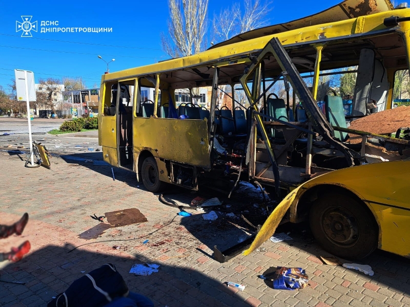 Терор проти цивільних: ворог атакував маршрутку в&nbsp;центрі Нікополя, багато жертв (фото)