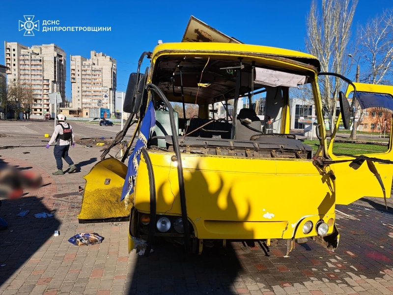 Терор проти цивільних: ворог атакував маршрутку в&nbsp;центрі Нікополя, багато жертв (фото)