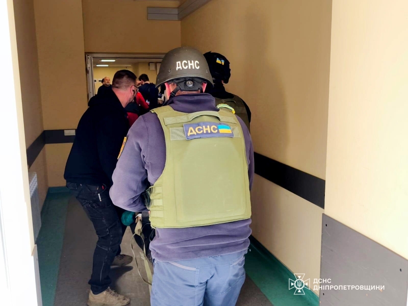 Терор проти цивільних: ворог атакував маршрутку в&nbsp;центрі Нікополя, багато жертв (фото)