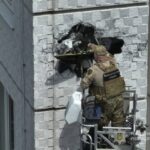 Попал, но не сдетонировал: Одессе БпЛА застрял в стене многоэтажки