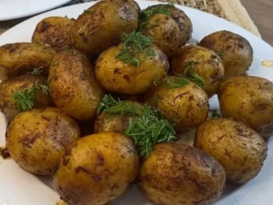 Помили, приправили й&nbsp;у&nbsp;духовку: картопля, від якої неможливо відірватися (відео)