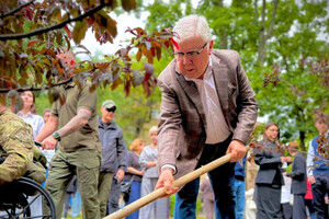 В честь погибших детей: в Одессе заложили яблоневый "Сад памяти"