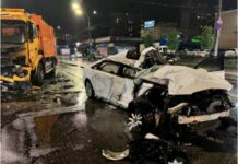 Моторошна аварія в Києві: легковик вилетів на зустрічну смугу та врізалася у вантажівку
