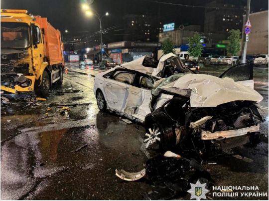Моторошна аварія в&nbsp;Києві: легковик вилетів на&nbsp;зустрічну смугу та&nbsp;врізалася у&nbsp;вантажівку