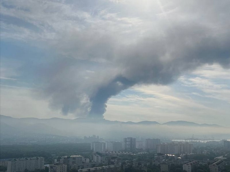 У Новоросійську горить найбільше на Північному Кавказі нафтосховище (відео)