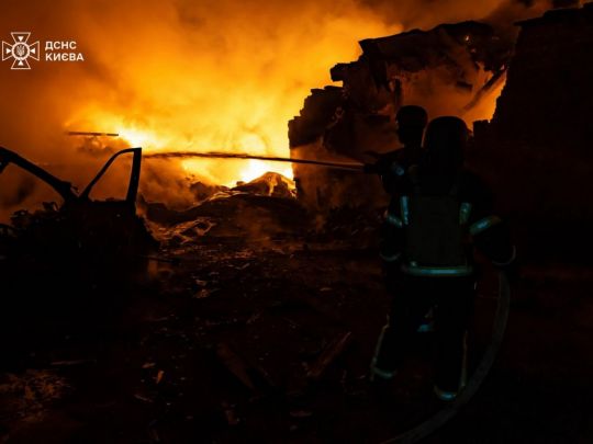 Горіли будинки та автомобілі: вночі «Шахеди» атакували Київ та Миколаїв, є постраждалі (фото)